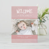 Welkom bij de World Pink Burlap Baby Girl Birth Aankondiging (Staand voorkant)