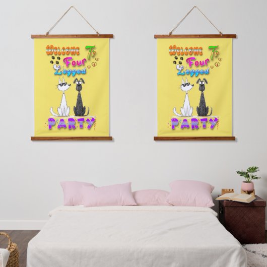 Welkom bij Four Legged Party Hangend Wandkleed (Slaapkamer)