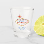 Welkom bij Las Vegas gepersonaliseerde bruiloft Shot Glas<br><div class="desc">Maak je klaar voor een memorabele Las Vegas bruiloft met deze aanpasbare bruiloft shot bril! Het is het perfecte detail voor een welkomsttas,  welkomstfeest of einde van de nachtgunst.</div>