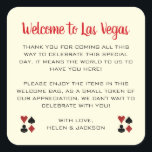 Welkom bij Las Vegas Wedding Welcome Basket Vierkante Sticker<br><div class="desc">Trouwen in Las Vegas? Deze gebroken witte en zwarte welkom stickers zouden een perfecte aanvulling op de welkomstmand van uw gast in hun hotel. Personaliseer met je eigen oprechte tekst.</div>