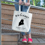 Welkom bij Maine | State Silhouette Wedding Tote Bag<br><div class="desc">Geef je gasten een warm welkom op je Maine bruiloft met een tas vol snacks en behandelt gepersonaliseerd met de staat waar je gaat trouwen, de bruid- en bruinnamen en de trouwdatum. Het ontwerp kenmerkt "welkom"in modern handgeschreven kalligrafiescript samen met de namen van de bruid en van de groom en...</div>