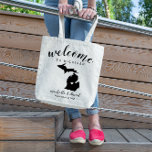 Welkom bij Michigan | State Silhouette Wedding Tote Bag<br><div class="desc">Geef je gasten een warm welkom op je Michigan bruiloft met een tas vol snacks en behandelt gepersonaliseerd met de staat waar je gaat trouwen en de bruid- en bruinnamen en trouwdatum. Het ontwerp kenmerkt "welkom"in modern handgeschreven kalligrafiescript samen met de namen van de bruid en van de groom en...</div>