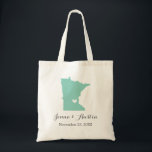 Welkom bij Minnesota Wedding Tote Bag<br><div class="desc">Welkom uit de stadsuittrouwgasten met een tas vol snacks en een persoonlijke behandeling met de staat waar je gaat trouwen, de bruid- en bruinnamen en de trouwdatum. Klik op Aanpassen om het hart te verplaatsen naar elke stad of locatie op de staatskaart. Gebruik de ontwerphulpmiddelen om de monogram tekstdoopvonten en...</div>