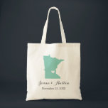 Welkom bij Minnesota Wedding Tote Bag<br><div class="desc">Welkom uit de stadsuittrouwgasten met een tas vol snacks en een persoonlijke behandeling met de staat waar je gaat trouwen, de bruid- en bruinnamen en de trouwdatum. Klik op Aanpassen om het hart te verplaatsen naar elke stad of locatie op de staatskaart. Gebruik de ontwerphulpmiddelen om de monogram tekstdoopvonten en...</div>