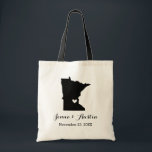 Welkom bij Minnesota Wedding Tote Bag<br><div class="desc">Welkom uit de stadsuittrouwgasten met een tas vol snacks en een persoonlijke behandeling met de staat waar je gaat trouwen, de bruid- en bruinnamen en de trouwdatum. Klik op Aanpassen om het hart te verplaatsen naar elke stad of locatie op de staatskaart. Gebruik de ontwerphulpmiddelen om de monogram tekstdoopvonten en...</div>