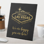 Welkom bij ons huwelijk in Vegas Reclamebord Met Voetstuk<br><div class="desc">Welkom bij Fabulous Las Vegas Persoonlijk Vrij-Vaste Teken van de Douane met uw namen en trouwdatum die in het beroemde Vegas Strip lichtbord zijn ingebouwd, en bewerkbaar "Wij zijn zo blij u bent hier"formulering in zwart en faux gouden elegante manuscriptdoopvont. Om de achtergrondkleur en de doopvonten te veranderen om uw...</div>