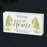 Welkom bij ons thuis. Persoonlijke familienaam. Houten Kist Print<br><div class="desc">Welkom bezoekers bij je thuis met dit houten doosje,  versierd met tekeningen van gele engel-trompetbloemen en de woorden: Welkom bij ons thuis. Het is gepersonaliseerd met de naam van je familie.</div>