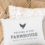 Welkom bij onze boerderij in Land Rustic Chicken Accent Kussen<br><div class="desc">Design bestaat uit Modern Country Rustic met "Welkom in onze boerderij"-typografie. Hier te vinden op: http://www.zazzle.com/store/selectpartysupplies</div>