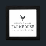 Welkom bij onze boerderij in Land Rustic Chicken Cadeaudoosje<br><div class="desc">Design bestaat uit Modern Country Rustic met "Welkom in onze boerderij"-typografie. Hier te vinden op: http://www.zazzle.com/store/selectpartysupplies</div>