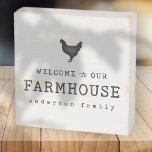 Welkom bij onze boerderij in Land Rustic Chicken Houten Kist Print<br><div class="desc">Design bestaat uit Modern Country Rustic met "Welkom in onze boerderij"-typografie. Hier te vinden op: http://www.zazzle.com/store/selectpartysupplies</div>