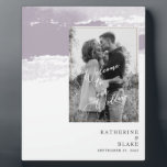 Welkom bij onze bruiloft B/W fotolavender Fotoplaat<br><div class="desc">Welkomstteken voor bruiloft. Achtergrond lavender Splash. Zwart en wit filter toegepast op foto.</div>