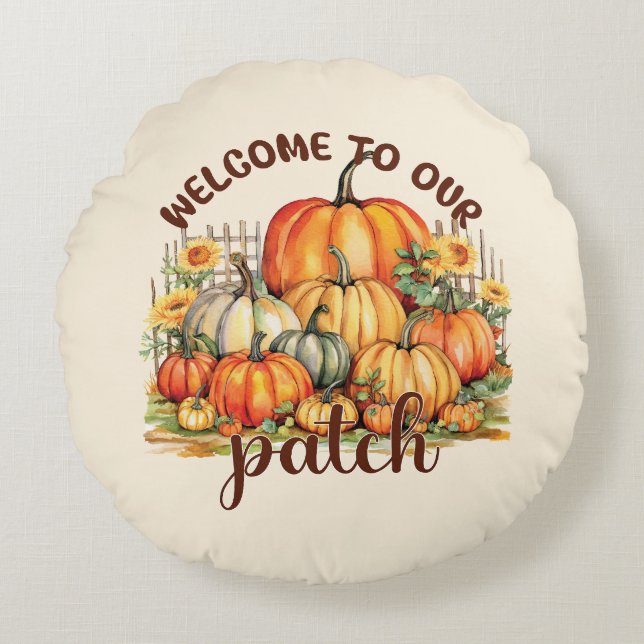 Welkom bij Onze Patch – Cosy Pumpkin Patch Rond Kussen (Voorkant)