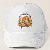 Welkom bij Onze Patch – Cosy Pumpkin Patch Trucker Pet (Voorkant)