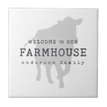 Welkom bij onze plattelandseconomie in de landbouw tegeltje<br><div class="desc">Design bestaat uit Modern Country Rustic met "Welkom in onze boerderij"-typografie. Hier te vinden op: http://www.zazzle.com/store/selectpartysupplies</div>