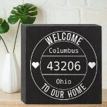 Welkom bij onze postcode thuis houten kist print<br><div class="desc">Dit simpele zwarte en witte karton lijkt op een houten doos en zal het perfecte accent zijn voor uw huis of kantoor. Plaats het op een plank, bureau of hang op de muur! Pas het aan voor een gedenkwaardig cadeau voor de opwarming van het huishouden. Het ontwerp omvat copyrightmateriaal van...</div>