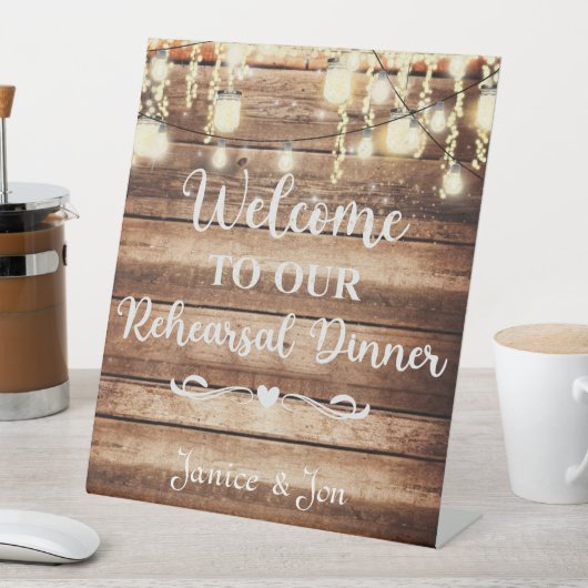 Welkom bij onze repetitie in Rustic Wedding Reclamebord Met Voetstuk (Insitu)