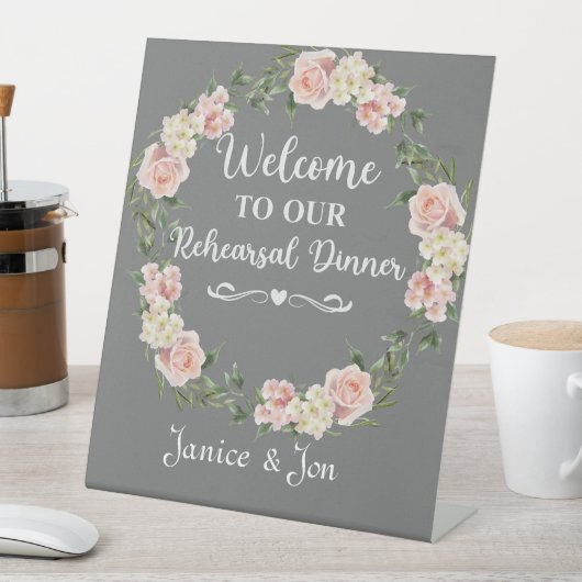 Welkom bij onze repetitie met roze roze roodbruin reclamebord met voetstuk (Insitu)