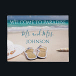Welkom bij Paradise Beach, meneer en mevrouw. Deurmat<br><div class="desc">Als je van het strand houdt, dan zul je dol zijn op deze strandzand- en zeeen foto. Met een prachtig strandthema "Welkom in het paradijs" is "Meneer en mevrouw" hieronder in blauw lettertype geschreven. Personaliseer de jouw naam eronder. Pas de grootte van de foto en tekst aan als u de...</div>