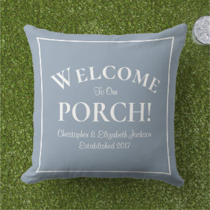 Welkom bij Porch Custom Family Names Dusty Blue Buitenkussen