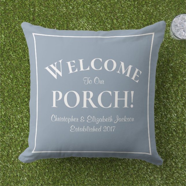 Welkom bij Porch Custom Family Names Dusty Blue Buitenkussen (Gras)