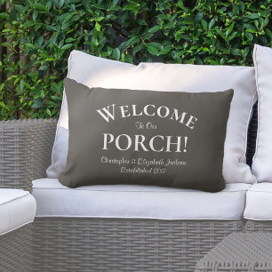 Welkom bij Porch Custom Family Names Trendy Brown Buitenkussen