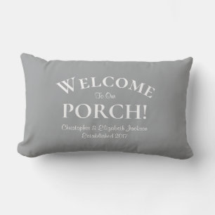 Welkom bij Porch Custom Family Names Trendy Gray Buitenkussen