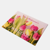 Welkom & familienaam, roze & gele Tulpen Deurmat (Schuin)