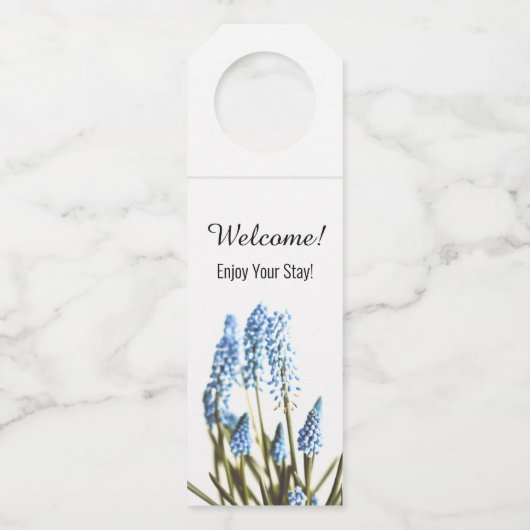 Welkom! Geniet van je verblijf! Blauwe flacon Labe Flessenhanger (Voorkant)