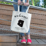 Welkom in Arizona | US State Silhouette Wedding Tote Bag<br><div class="desc">Geef je gasten een warm welkom op je Arizona bruiloft met een tas vol snacks en behandelt gepersonaliseerd met de staat waar je gaat trouwen en de bruid- en bruinnamen en trouwdatum. Het ontwerp kenmerkt "welkom"in modern handgeschreven kalligrafiescript samen met de namen van de bruid en van de groom en...</div>
