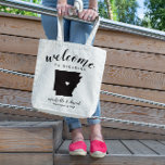 Welkom in Arkansas | US State Silhouette Wedding Tote Bag<br><div class="desc">Geef je gasten een warm welkom op je Arkansas bruiloft met een tas vol snacks en behandelt gepersonaliseerd met de staat waar je gaat trouwen en de bruid- en bruinnamen en trouwdatum. Het ontwerp kenmerkt "welkom"in modern handgeschreven kalligrafiescript samen met de namen van de bruid en van de groom en...</div>
