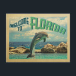 Welkom in Florida Briefkaart Dolphin Vintage Trave<br><div class="desc">Welkom in Florida Dolphin design in Vintage Travel-stijl met een dolfijn die uit de oceaan springt met de tekst "Welkom in Florida".</div>
