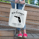Welkom in Florida | State Silhouette Wedding Tote Bag<br><div class="desc">Geef je gasten een warm welkom op je bruiloft in Florida met een tas vol snacks en behandelt gepersonaliseerd met de staat waar je gaat trouwen, de bruid- en bruinnamen en de trouwdatum. Het ontwerp kenmerkt "welkom"in modern handgeschreven kalligrafiescript samen met de namen van de bruid en van de groom...</div>