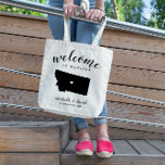 Welkom in Montana | State Silhouette Wedding Tote Bag<br><div class="desc">Geef je gasten een warm welkom op je bruiloft in Montana met een tas vol snacks en behandelt gepersonaliseerd met de staat waar je gaat trouwen en de bruid- en bruinnamen en trouwdatum. Het ontwerp kenmerkt "welkom"in modern handgeschreven kalligrafiescript samen met de namen van de bruid en van de groom...</div>