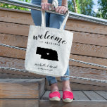 Welkom in Nebraska | State Silhouette Wedding Tote Bag<br><div class="desc">Geef je gasten een warm welkom op je bruiloft in Nebraska met een tas vol snacks en behandelt gepersonaliseerd met de staat waar je gaat trouwen en de bruid- en bruinnamen en trouwdatum. Het ontwerp kenmerkt "welkom"in modern handgeschreven kalligrafiescript samen met de namen van de bruid en van de groom...</div>