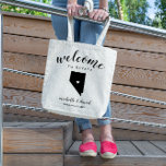 Welkom in Nevada | State Silhouette Wedding Tote Bag<br><div class="desc">Geef je gasten een warm welkom op je bruiloft in Nevada met een tas vol snacks en behandelt gepersonaliseerd met de staat waar je gaat trouwen en de bruid- en bruinnamen en trouwdatum. Het ontwerp kenmerkt "welkom"in modern handgeschreven kalligrafiescript samen met de namen van de bruid en van de groom...</div>
