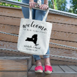 Welkom in New YORK State Silhouette Wedding Tote Bag<br><div class="desc">Geef je gasten een warm welkom op je bruiloft in New York met een tas vol snacks en behandelt gepersonaliseerd met de staat waar je gaat trouwen en de bruid- en bruinnamen en trouwdatum. Het ontwerp kenmerkt "welkom"in modern handgeschreven kalligrafiescript samen met de namen van de bruid en van de...</div>