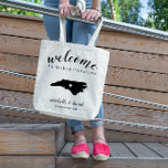 Welkom in North Carolina Silhouette Wedding Tote Bag<br><div class="desc">Geef je gasten een warm welkom op je bruiloft in North Carolina met een tas vol snacks en behandelt gepersonaliseerd met de staat waar je gaat trouwen en de bruid- en bruinnamen en trouwdatum. Het ontwerp kenmerkt "welkom"in modern handgeschreven kalligrafiescript samen met de namen van de bruid en van de...</div>