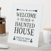 Welkom in ons gehakte huis reclamebord met voetstuk (Insitu)