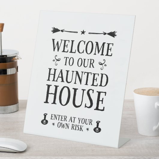 Welkom in ons gehakte huis reclamebord met voetstuk (Insitu)