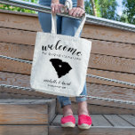 Welkom in South Carolina State Silhouette Wedding Tote Bag<br><div class="desc">Geef je gasten een warm welkom op je bruiloft in South Carolina met een tas vol snacks en behandelt gepersonaliseerd met de staat waar je gaat trouwen en de bruid- en bruinnamen en trouwdatum. Het ontwerp kenmerkt "welkom"in modern handgeschreven kalligrafiescript samen met de namen van de bruid en van de...</div>