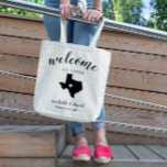 Welkom in Texas | State Silhouette Wedding Tote Bag<br><div class="desc">Geef je gasten een warm welkom op je bruiloft in Texas met een tas vol snacks en behandelt gepersonaliseerd met de staat waar je gaat trouwen en de bruid- en bruinnamen en trouwdatum. Het ontwerp kenmerkt "welkom"in modern handgeschreven kalligrafiescript samen met de namen van de bruid en van de groom...</div>
