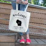 Welkom in Wisconsin | State Silhouette Wedding Tote Bag<br><div class="desc">Geef je gasten een warm welkom op je bruiloft in Wisconsin met een tas vol snacks en behandelt gepersonaliseerd met de staat waar je gaat trouwen en de bruid- en bruinnamen en trouwdatum. Het ontwerp kenmerkt "welkom"in modern handgeschreven kalligrafiescript samen met de namen van de bruid en van de groom...</div>