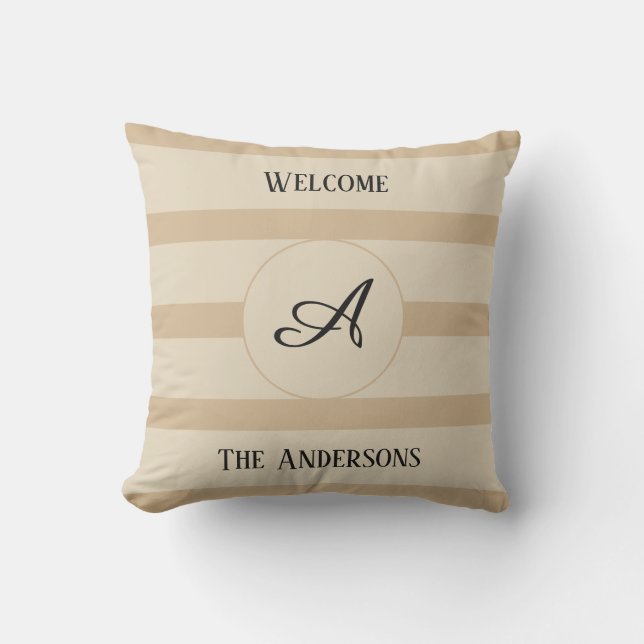 Welkom Monogram Familienaam Tan Colour Stripes Buitenkussen (Voorkant)