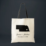 Welkom Nebraska Wedding Tote Bag<br><div class="desc">Welkom uit de stadsuittrouwgasten met een tas vol snacks en een persoonlijke behandeling met de staat waar je gaat trouwen, de bruid- en bruinnamen en de trouwdatum. Klik op Aanpassen om het hart te verplaatsen naar elke stad of locatie op de staatskaart. Gebruik de ontwerphulpmiddelen om de monogram tekstdoopvonten en...</div>