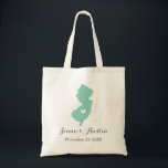 Welkom New Jersey Wedding Tote Bag<br><div class="desc">Welkom uit de stadsuittrouwgasten met een tas vol snacks en een persoonlijke behandeling met de staat waar je gaat trouwen, de bruid- en bruinnamen en de trouwdatum. Klik op Aanpassen om het hart te verplaatsen naar elke stad of locatie op de staatskaart. Gebruik de ontwerphulpmiddelen om de monogram tekstdoopvonten en...</div>