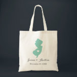 Welkom New Jersey Wedding Tote Bag<br><div class="desc">Welkom uit de stadsuittrouwgasten met een tas vol snacks en een persoonlijke behandeling met de staat waar je gaat trouwen, de bruid- en bruinnamen en de trouwdatum. Klik op Aanpassen om het hart te verplaatsen naar elke stad of locatie op de staatskaart. Gebruik de ontwerphulpmiddelen om de monogram tekstdoopvonten en...</div>