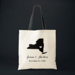 Welkom New York Wedding Tote Bag<br><div class="desc">Welkom uit de stadsuittrouwgasten met een tas vol snacks en een persoonlijke behandeling met de staat waar je gaat trouwen, de bruid- en bruinnamen en de trouwdatum. Klik op Aanpassen om het hart te verplaatsen naar elke stad of locatie op de staatskaart. Gebruik de ontwerphulpmiddelen om de monogram tekstdoopvonten en...</div>