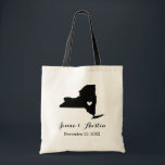Welkom New York Wedding Tote Bag<br><div class="desc">Welkom uit de stadsuittrouwgasten met een tas vol snacks en een persoonlijke behandeling met de staat waar je gaat trouwen, de bruid- en bruinnamen en de trouwdatum. Klik op Aanpassen om het hart te verplaatsen naar elke stad of locatie op de staatskaart. Gebruik de ontwerphulpmiddelen om de monogram tekstdoopvonten en...</div>