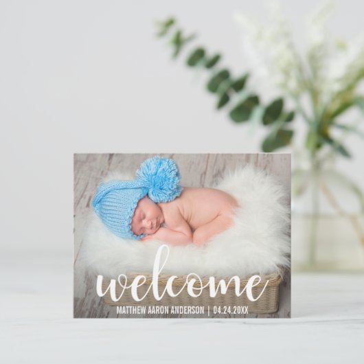 Welkom Nieuwe Baby Modern Wit Script Aankondigingskaart (Staand voorkant)