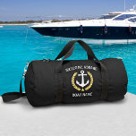 Welkom op het bord Naam Anchor Gold Laurel Black Plunjezak<br><div class="desc">Een op maat ontworpen nautische boot anker, gouden stijl laurierbladeren en een gouden ster met "Welkom aan boord" en uw gepersonaliseerde naam of bootnaam op een stijlvolle sportschool of reis plunjezak. Dit ontwerp is in witte en gouden kleuren op zwart of bewerk het ontwerp en verander de tas eenvoudig in...</div>